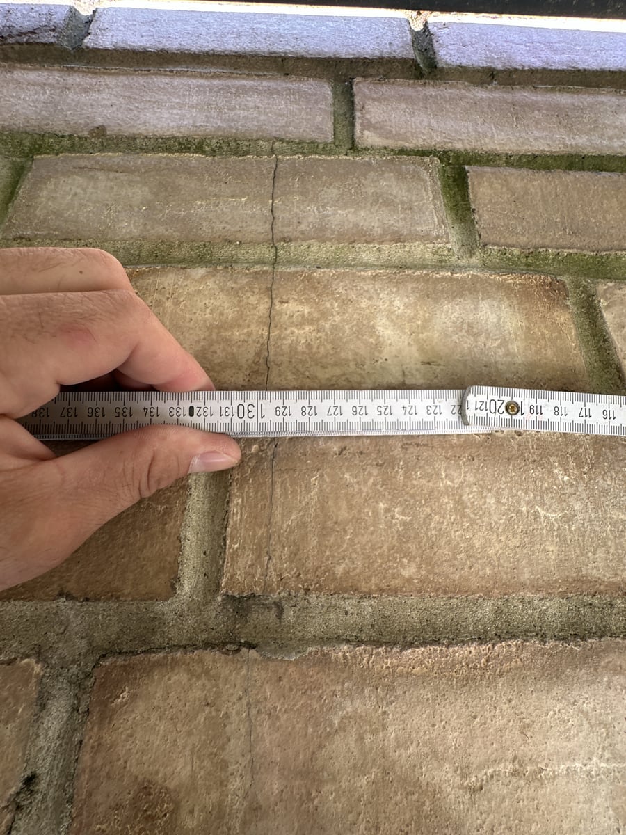 Zollstock quer über einen senkrechten Riss in der Verblendung, Ablesung um 130 Zentimeter